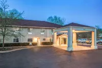 Super 8 by Wyndham McHenry/Fox Lake Area