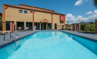 Econo Lodge Inn & Suites