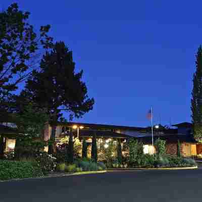 Valley River Inn Hotel Exterior