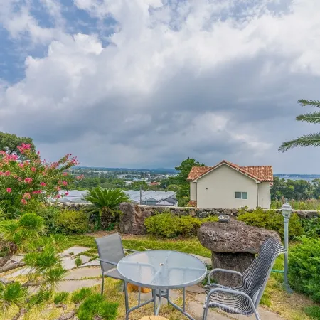Jeju Glory Hill Pension & Guest House Отели рядом с достопримечательностью «Атлетический парк Сусан»