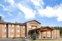 Comfort Inn & Suites Hotels near 1881 Courthouse Museum