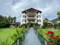Hotel York (5 Mins Walk to Dal Lake)