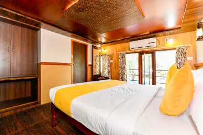 Indraprastham Houseboats Hotel di Vaikom