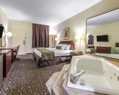 Quality Inn Downtown Hotel dekat Zane Whitson Welcome Center