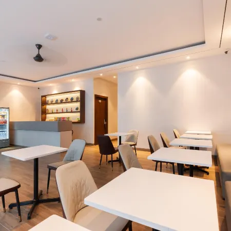 Urbanview Hotel Cengkareng Jakarta by RedDoorz Отели рядом с достопримечательностью «Мол Таман Палем»