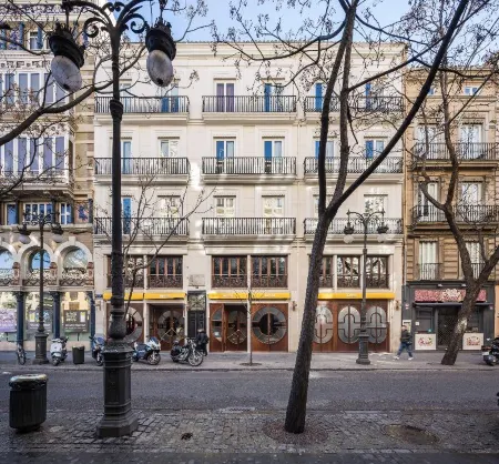 Mon Suites San Martin Отели рядом с достопримечательностью «Font de la Plaça de l'Ajuntament»