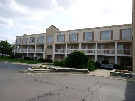 Howard Johnson by Wyndham Romulus Detroit Metro Airport Отели в г. Ромул