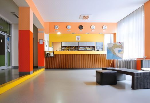 4. 유스 호스텔 자..