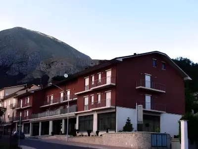 Hotel Lory & Ristorante Ferraro فنادق في Scurcola Marsicana