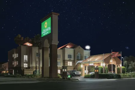 La Quinta Inn & Suites by Wyndham Fairfield - Napa Valley Отели в г. Фейрфилд