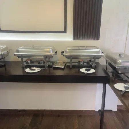 OYO Townhouse 156 Rose Hotel Apartments Отели в г. Эс-Сиб