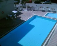 Beautifully renovated flat with shared pool - 수영장