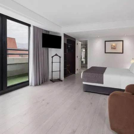 Wyndham Garden Santiago Kennedy Отели рядом с достопримечательностью «Лас-Кондес»