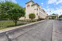 Comfort Suites Lombard/Addison - parking