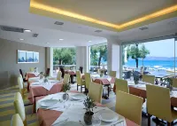 Molos Bay Hotel - สระว่ายน้ำบนดาดฟ้า