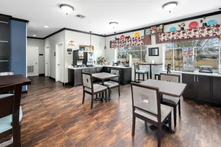 Super 8 by Wyndham Mansfield LA