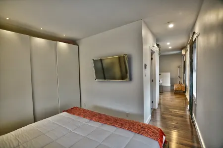 Downtown Sherby - Central, Parking, King Bed, Sleeps 3 Отели в г. Шербрук