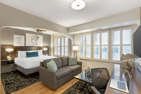 Best Western Plus Hawthorne Terrace Hotel Отели рядом с достопримечательностью «Chicago Academy of Science»