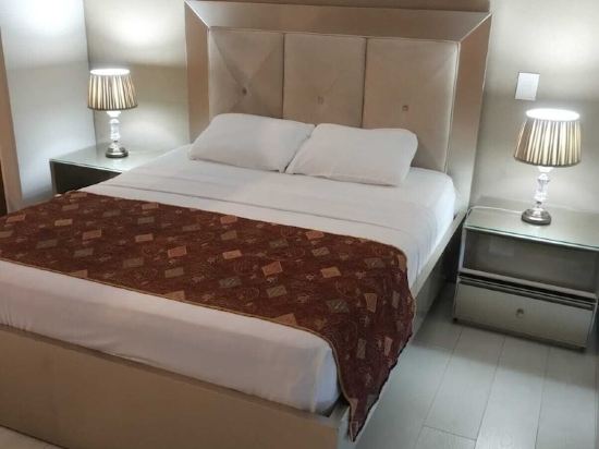 Rams apartasuits en hotel 5 estrellas