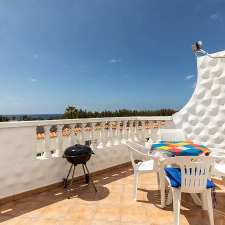 Apartment Near the Beach, Big Terrace with Nice Sea Views, Wifi and Parking.