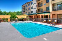 Courtyard Burlington - Pools