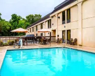 Clarion Inn Near Lookout Mountain - Kolam Renang
