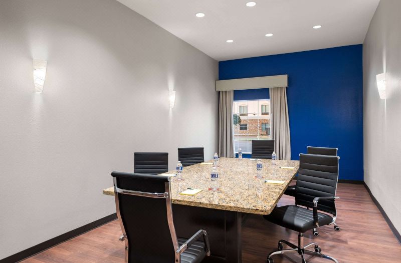 La Quinta Inn & Suites by Wyndham Denton - University Drive photo 4