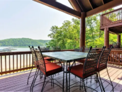 Lakefront Lodge / Cabin / Retreat - Huge Niangua Frontage w/ Beach 拉塞爾酒店