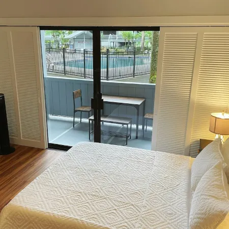 Studio in Hilo Center with Pool and Lake Views