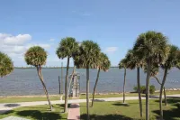 Cozy Cottage in St Lucie Village on the Indian River Lagoon with a 250 ft dock