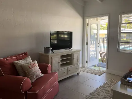 Steps to Siesta Key BEACH! Pool, Tennis Court, Shuffle Board, Basketball! Отели в г. Сиеста-Ки