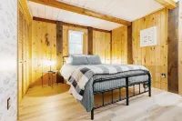 Scenic Adirondack Cabin w/ Hot Tub - River Bend - Chalets