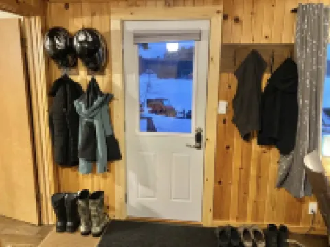 COZY BEAR LODGE-On UTV/Snowmobile trail, Beachside Cabin w/ Porch, Private dock
