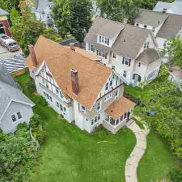 Stylish 4BR 2 Bathroom Home in Forest Park Hotel Exterior