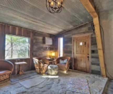 Cedar Bluff Hobbit House - Lake View, 3 private gated acres