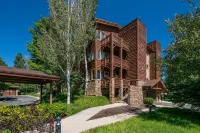 Newly Renovated 2Bd/2BA w/Patio - Near Skiing & Shopping - Sleeps 6 Hotels in 