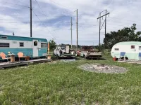 Willie Cleo, the Vintage Holiday Rambler in Walnut Springs Hotels in Bosque County