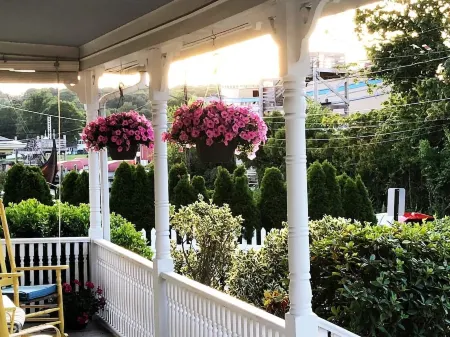 Walk To Downtown & Seaport!