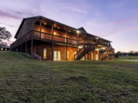 FALCON LODGE AND NATURE RETREAT Hotels in Laclede County