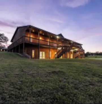 FALCON LODGE AND NATURE RETREAT Hotels in Laclede County