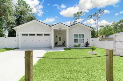 House with Screened Heated Pool year-round with 10 minutes to the Beaches! Hotels near Publix Super Market at Windsor Commons Shopping Center