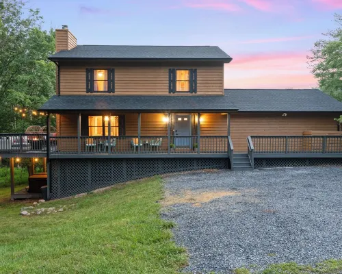 5BR Private Mountain Game Cabin! Hot Tub, Fire Pit Hotels in McGaheysville