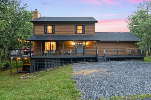 5BR Private Mountain Game Cabin! Hot Tub, Fire Pit