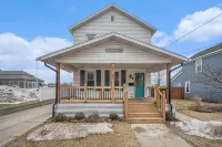 Beautiful Beach-Themed Muskegon Home near Lakes
