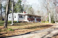 Cozy 3-bed 1.5 baths 1 mile from UConn campus. WiFi AC Patio Kitchen Dining room Hotel dekat Gay City State Park