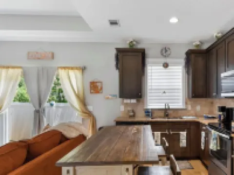 Pet friendly, beautiful mid island cottage only 3 miles from the beach!