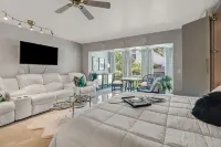 Couples Hideaway, walk to Vanderbilt Beach