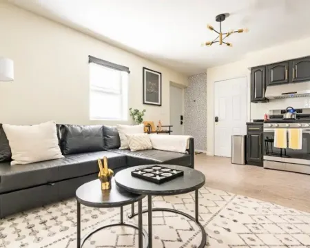 2BR for Crews & Families Near Jersey Gardens Mall エリザベスのホテル
