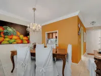 Keybiscayne Charmer half a block from private Beach, Restaurants and Boutiques!! Hotels in Key Biscayne