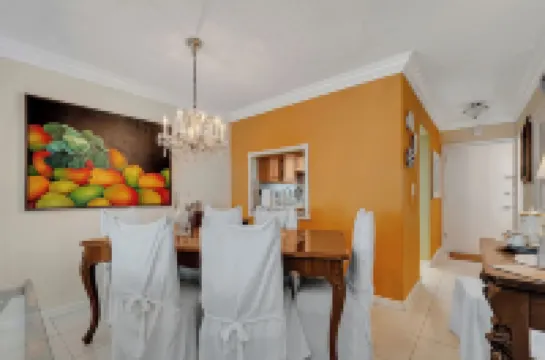 Keybiscayne Charmer half a block from private Beach, Restaurants and Boutiques!!